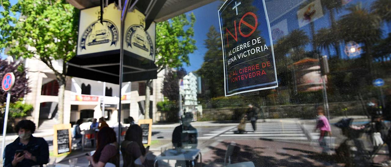 Cartel contra el cierre al tráfico de la avenida Reina Victoria en un establecimiento de la calle.   | // GUSTAVO SANTOS