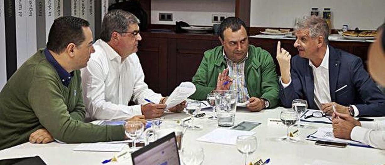 El presidente de la Fecam, Manuel Ramón Plasencia (2d), en una reunión del Comité Ejecutivo de la Federación.