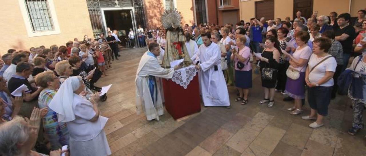 El acto de desagravio a la Mare de Déu reúne a más de 250 personas