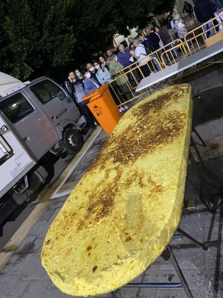 Cocinan una tortilla gigante por las fiestas patronales de Enguera