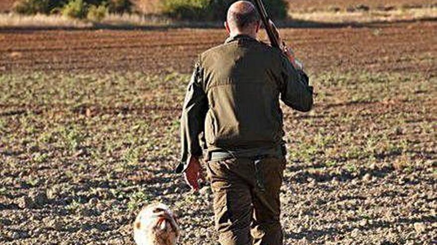 Un cazador camina por terrenos de Entrala.