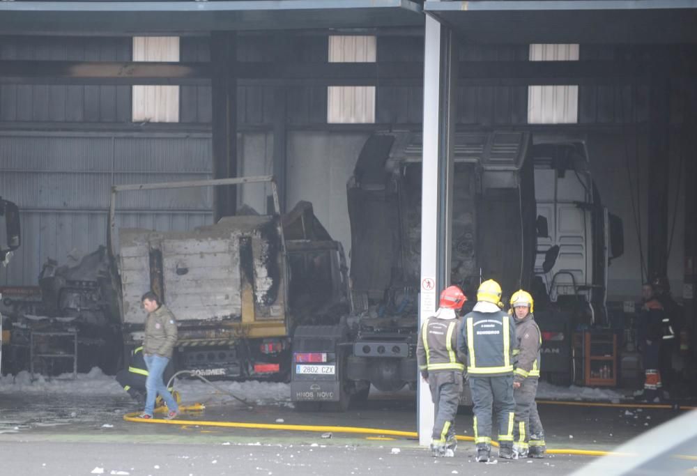 Incendio en una nave de camiones MAN en Iñás