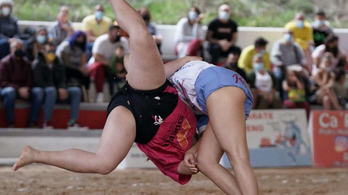 Momento de la luchada celebrada ayer en La Presa | | E.D.