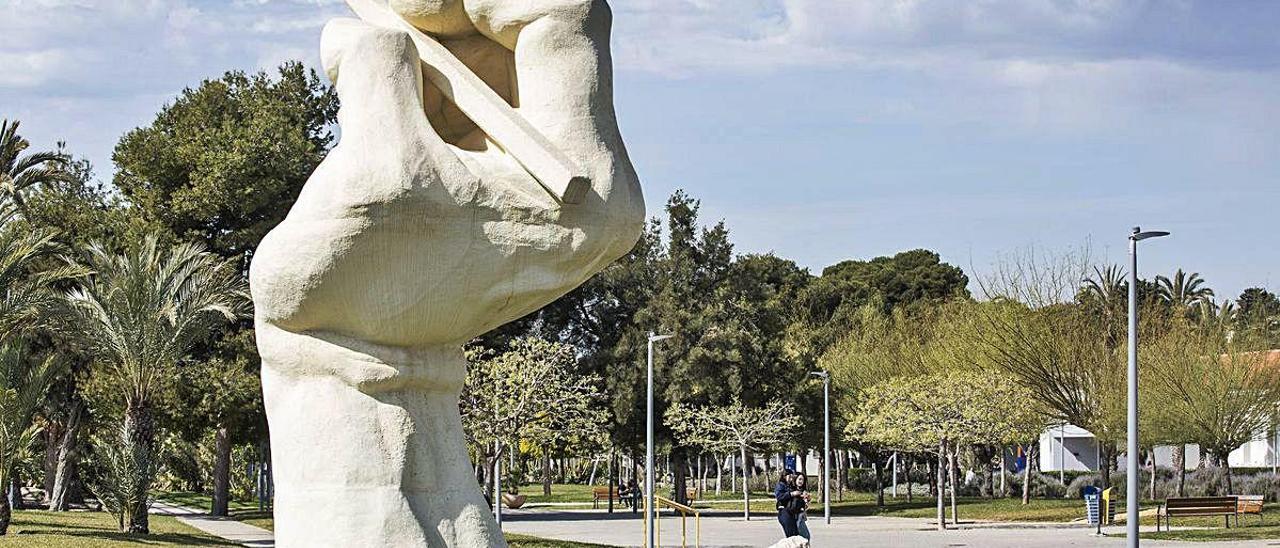 Vista parcial de una zona del campus de la Universidad de Alicante, que volverá a recibir alumnos el 14 de septiembre.