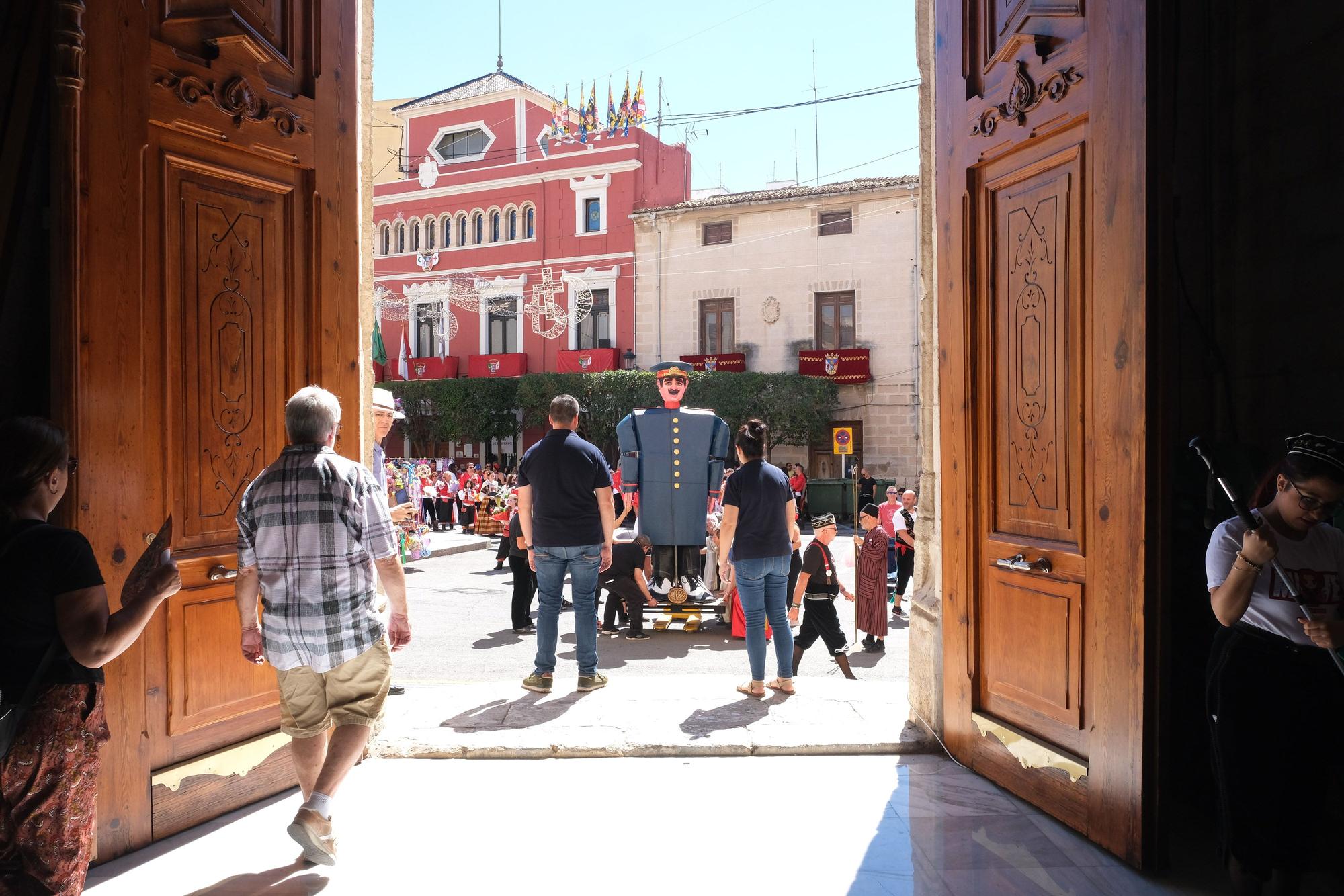 Ofrenda a la patrona de los Moros y Cristianos de Villena