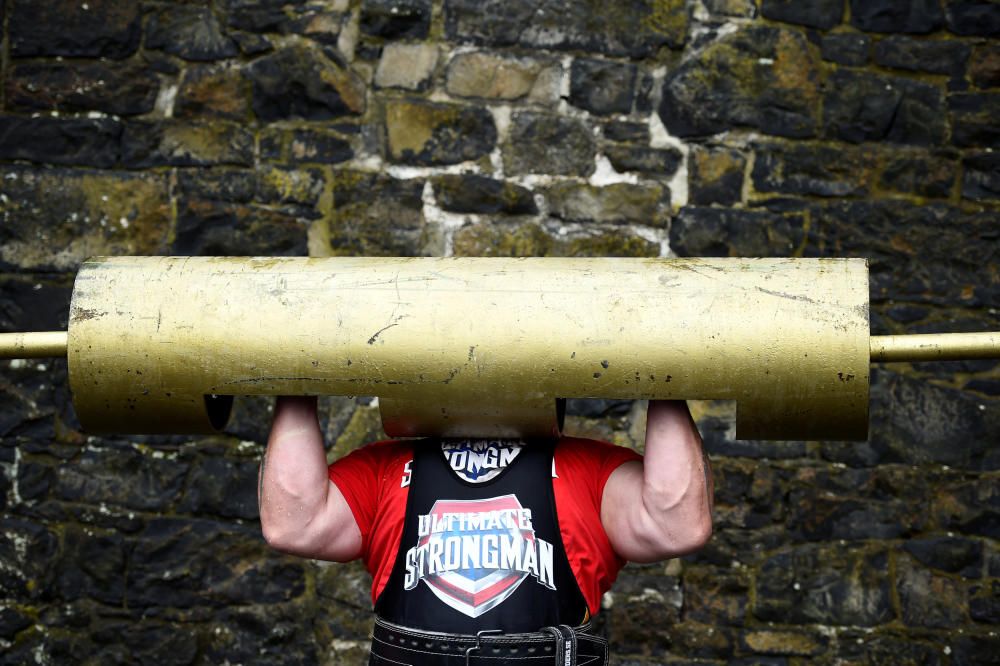 Hombre calienta antes de competir en el 'Ultimate Strongman Masters World Championship' en Belfast, Irlanda del Norte