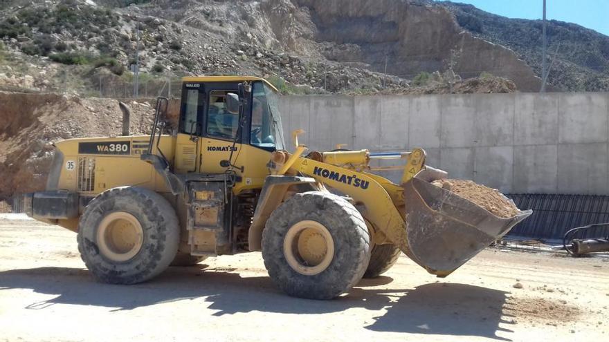 Máquina retroexcavadora que ha atropellado a los dos operarios