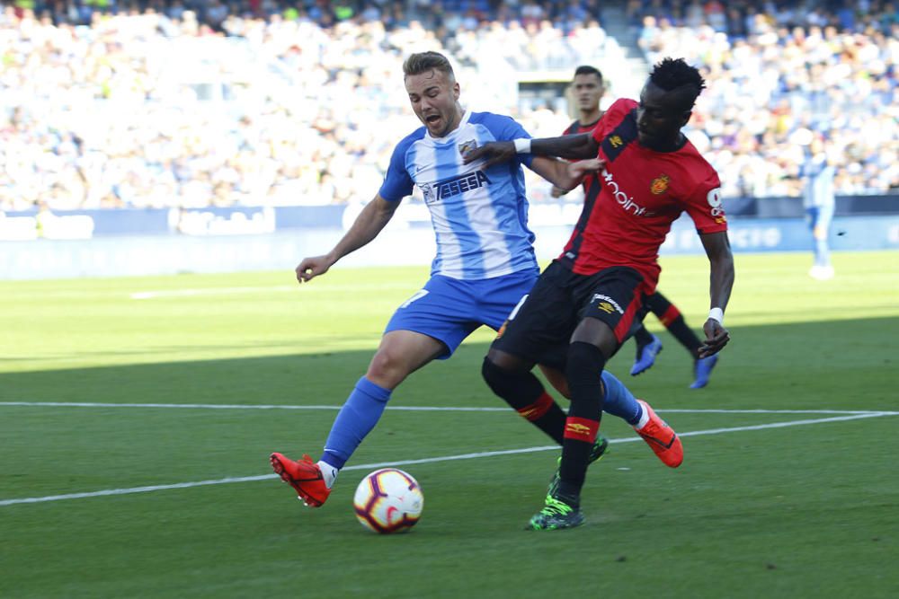 Un tanto de Leo Suárez a cinco minutos del final le da la victoria y los tres puntos al RCD Mallorca en su visita a La Rosaleda, en un duelo de aspirantes al ascenso a Primera División que comenzaban la jornada empatados a puntos.