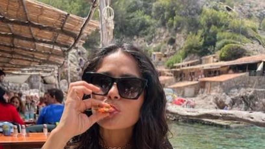 Bloß kein Essen verschwenden: Salma Hayek verspeist Garnelenköpfe auf Mallorca