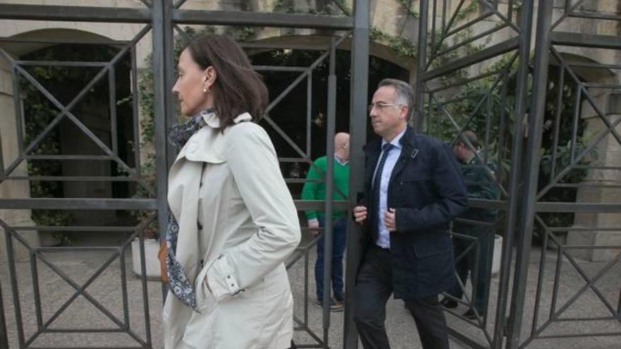 Vicente Sala sale precedido por su mujer de los juzgados en una imagen de archivo.