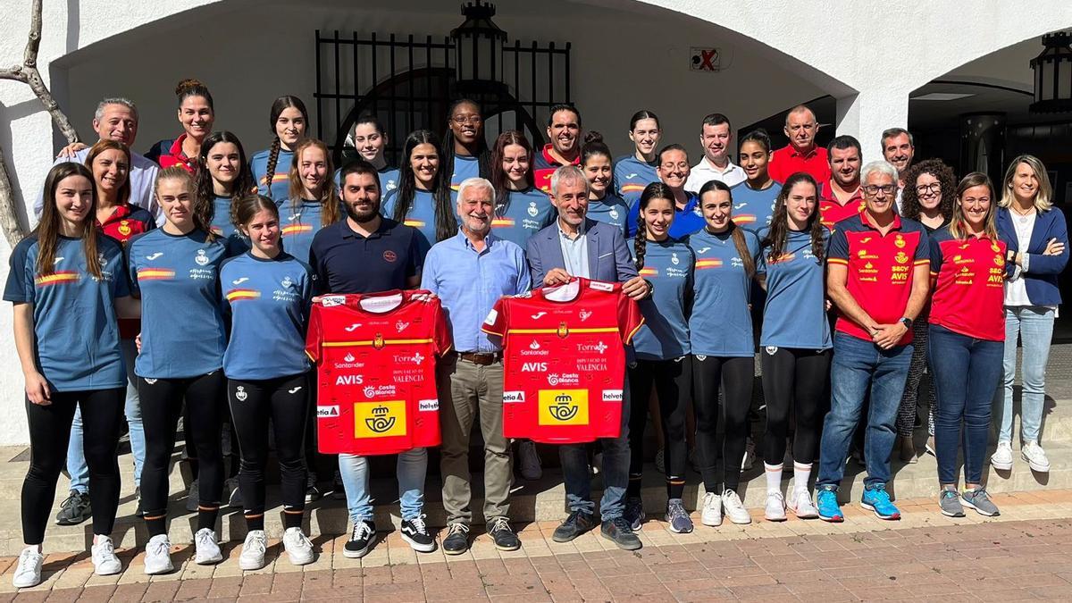 Las Guerreras Júnior y su cuerpo técnico junto a las autoridades.