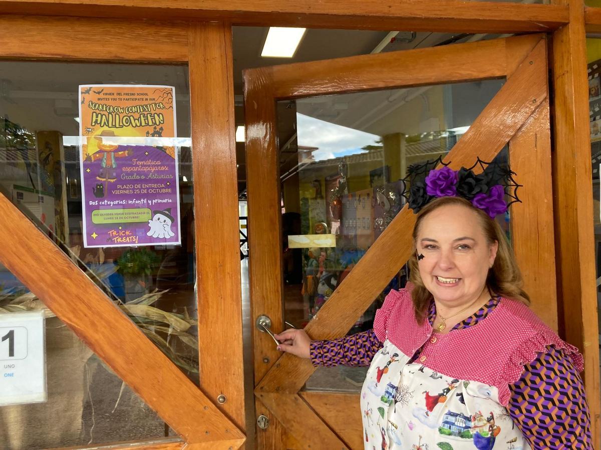 La directora del centro, Paraíso Álvarez, caracterizada para la celebración de Halloween
