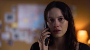 Milena Smit, en La chica de nieve: El juego del alma