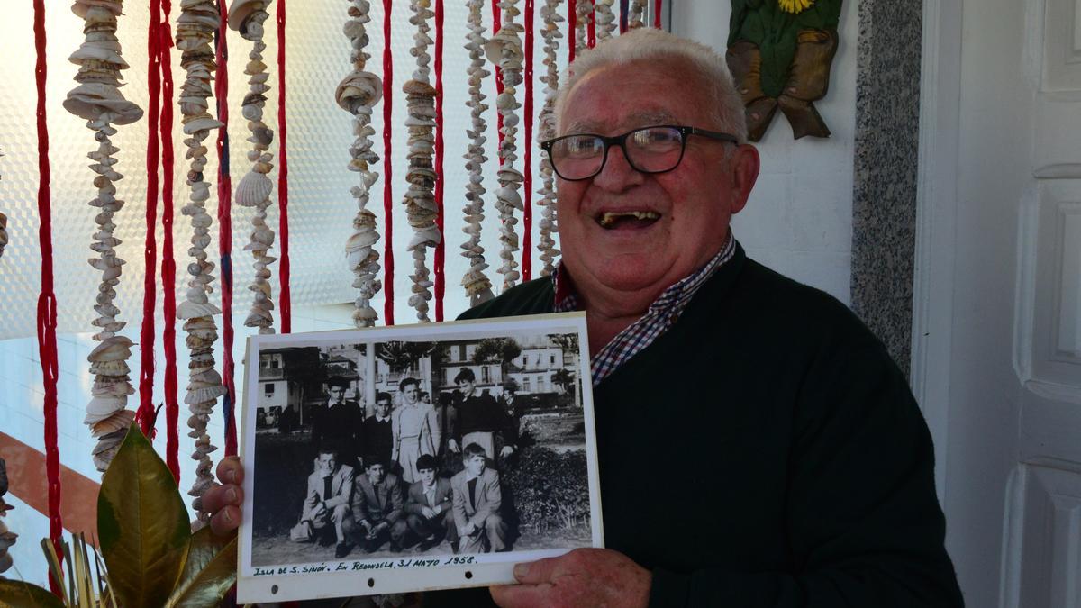 Manuel Paz Trelles muestra otra fotografía del grupo en el orfanato.