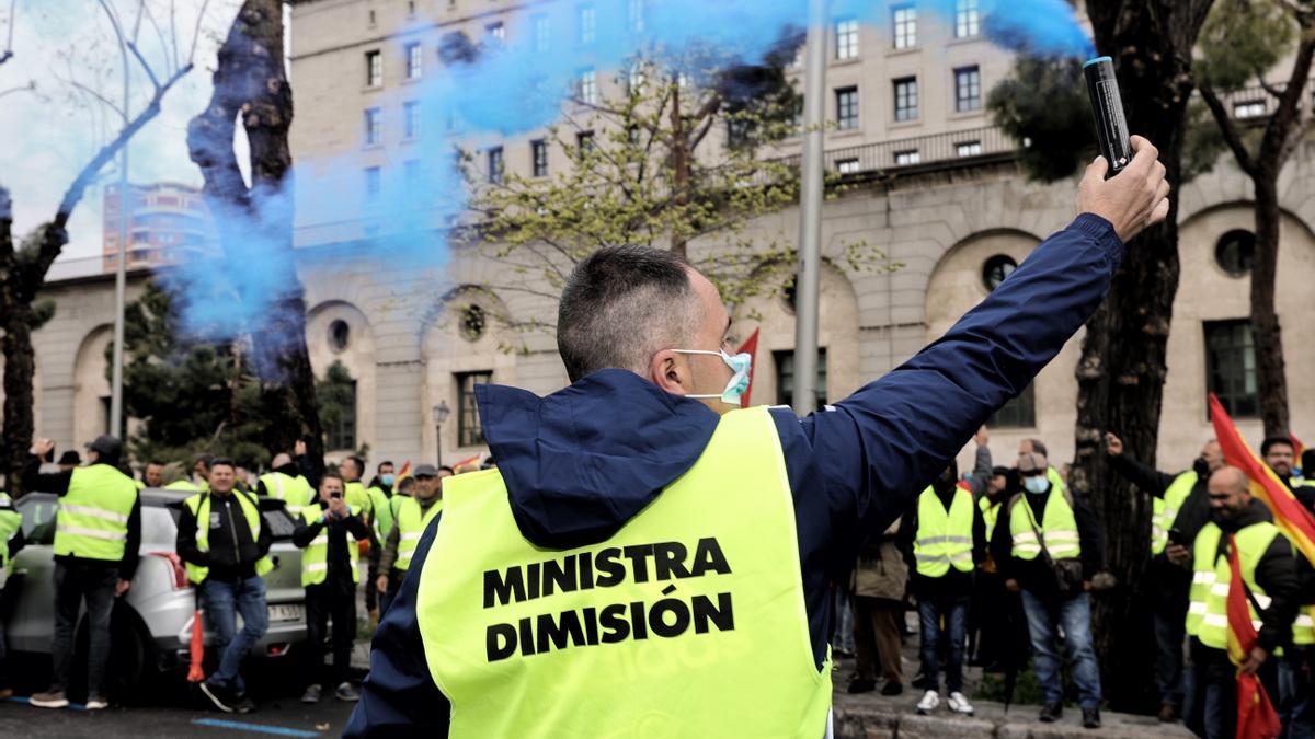 Un manifestante durante una protesta de transportistas.