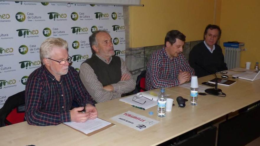 Por la izquierda, Senén González, Adolfo García, José Ramón Feito y Juaco López, ayer, durante la presentación del libro en Tineo.