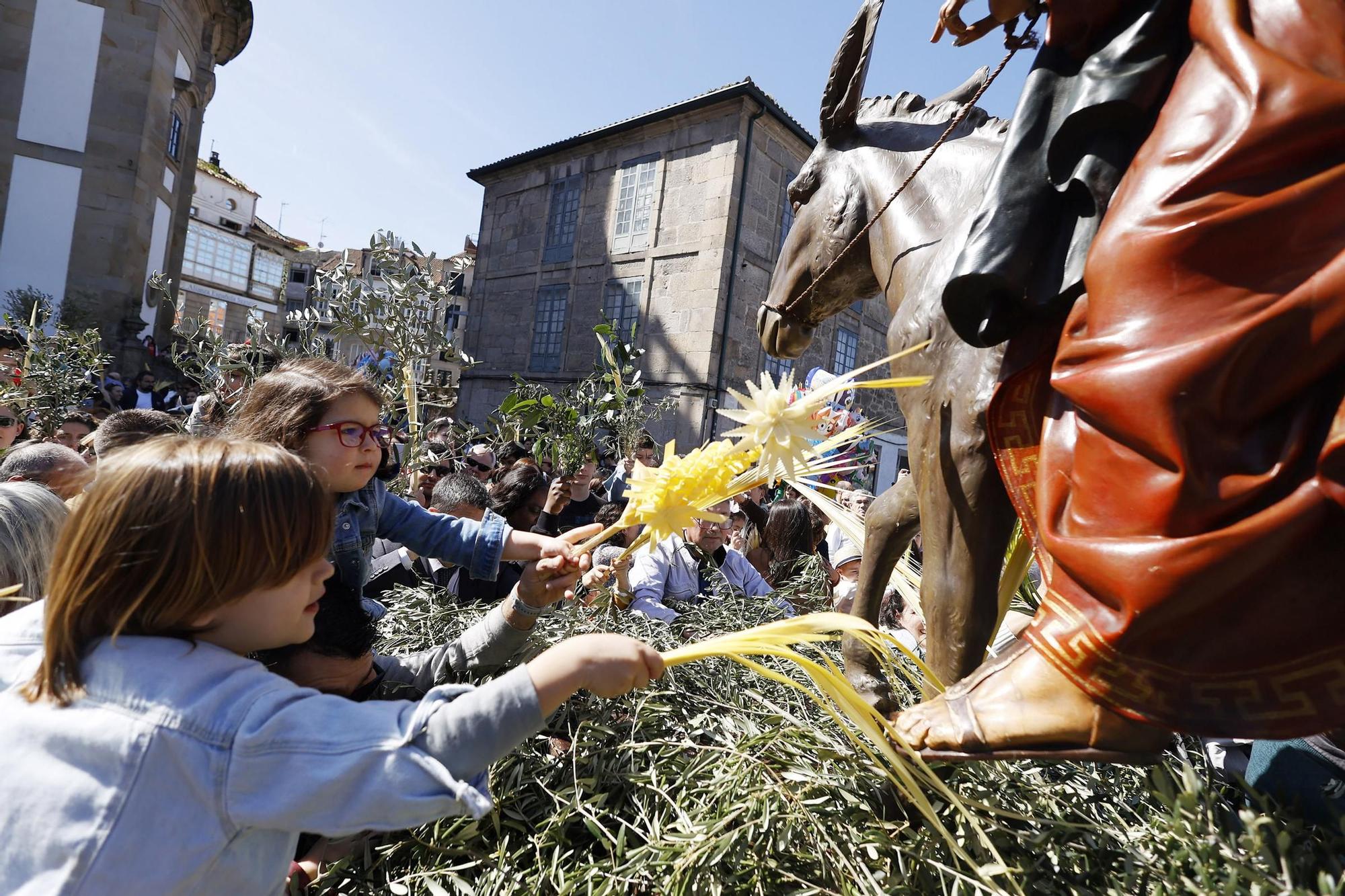 Cientos de fieles acuden a la procesión de la 'Burrita'