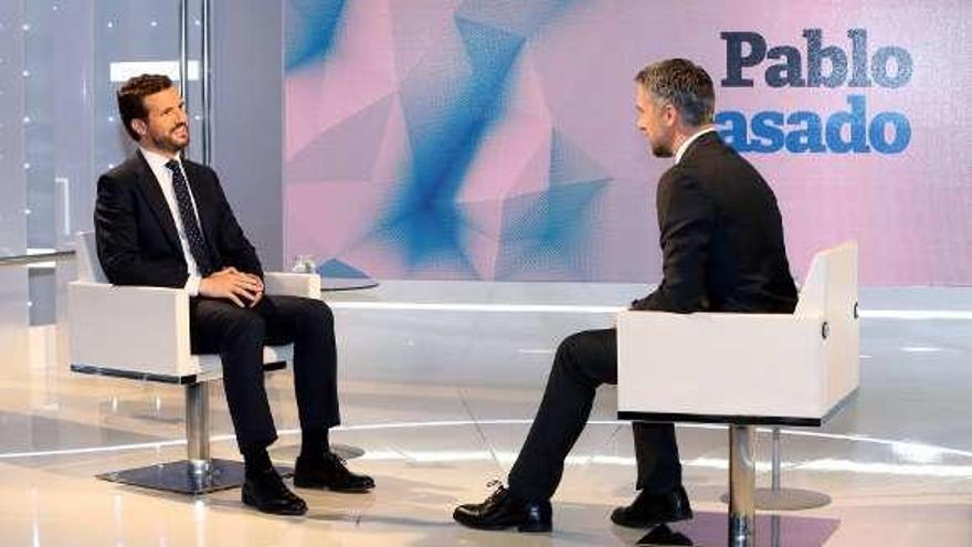 Pablo Casado (i.), ayer, entrevistado por Carlos Franganillo. // RTVE