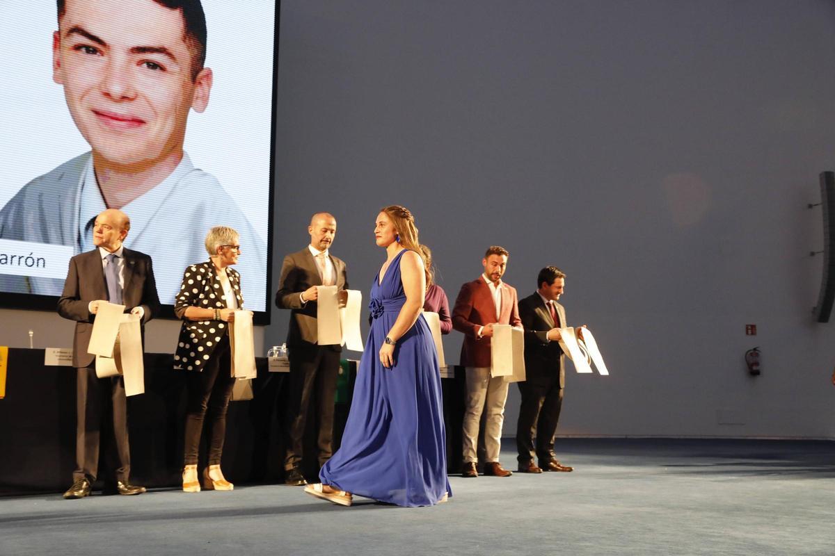Las enfermeras, recogiendo sus becas, al inicio de la ceremonia, en Oviedo.