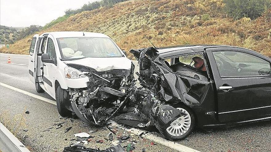 Dos heridos en un accidente de tráfico en la A-339