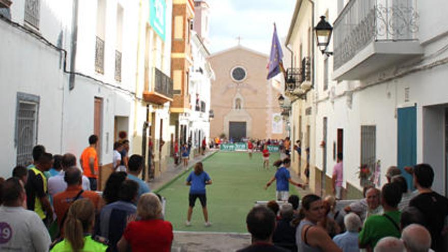 Imagen de una partida de «raspall» jugada en la calle de Bicorp.