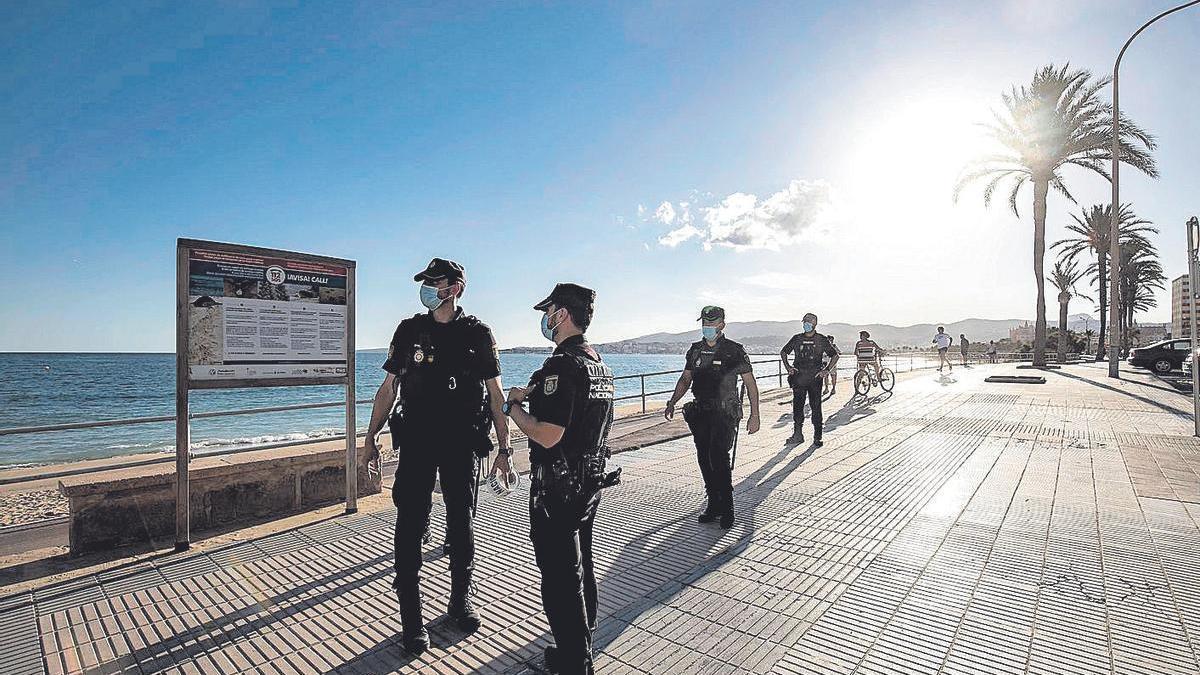 Agentes de la Policía Nacional, en la playa de Can Pere Antoni, en Palma.