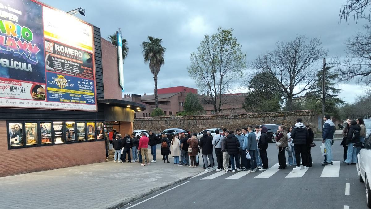 Plasencia responde al regreso de Torrente con colas y salas casi llenas en los Multicines Alkázar.