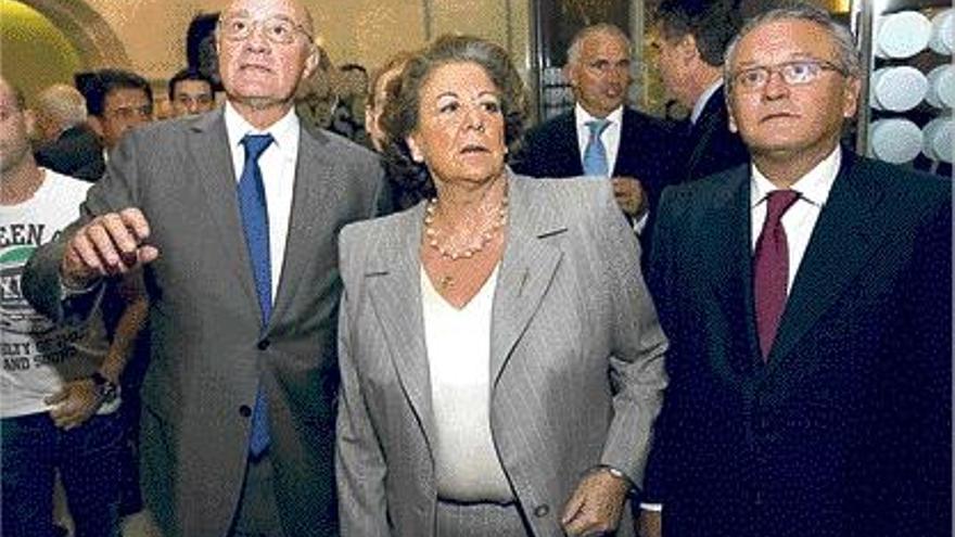 Josep Oliu y Rita Barberá y Senent ayer, antes de inaugurar la sede del Sabadell.