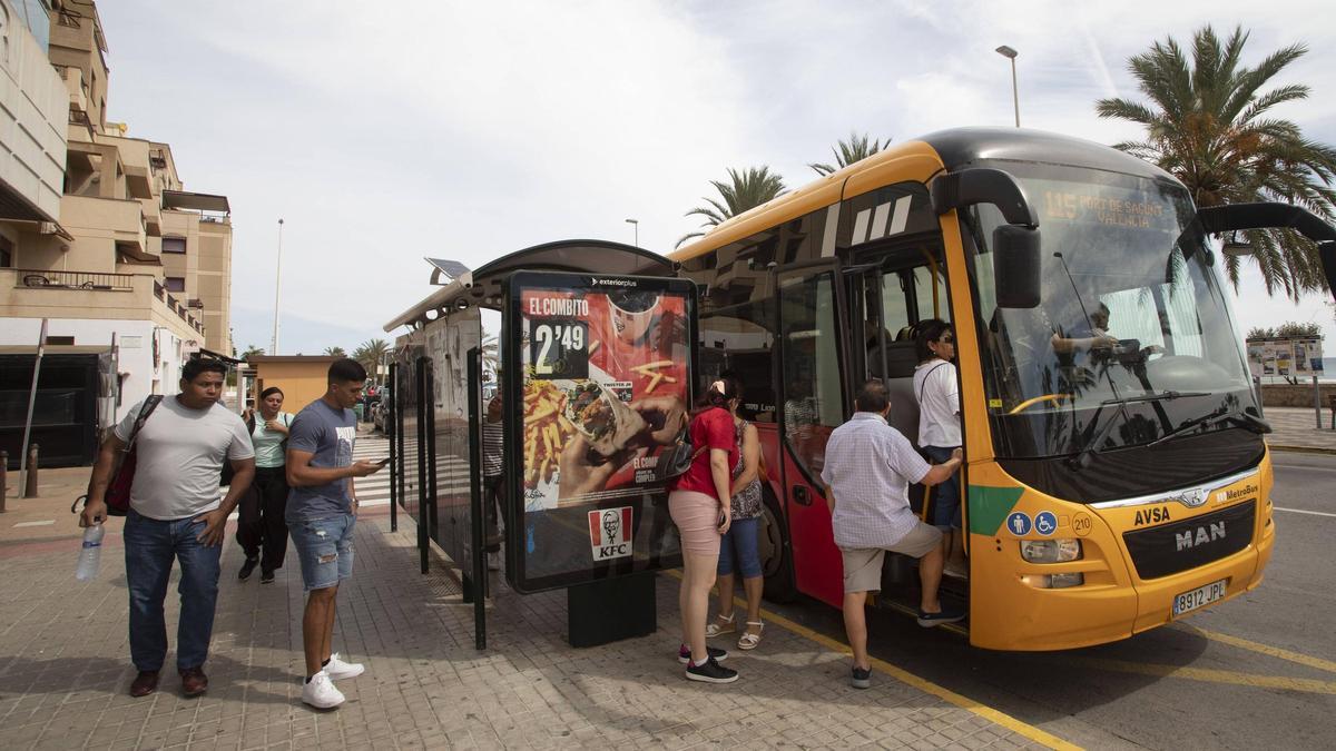 Autobús que cubre la línea Port-Sagunt-València.