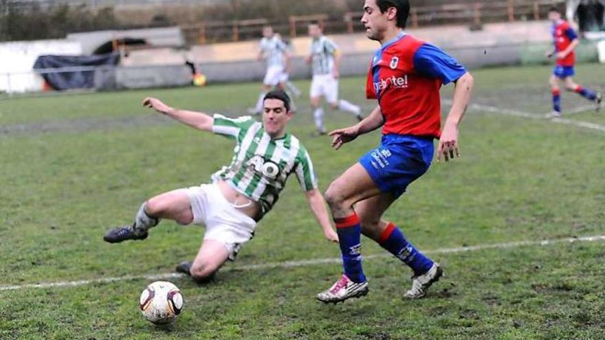El jugador del Langreo Noel Alonso trata de llegar al balón antes que el verdiblanco Osorio.