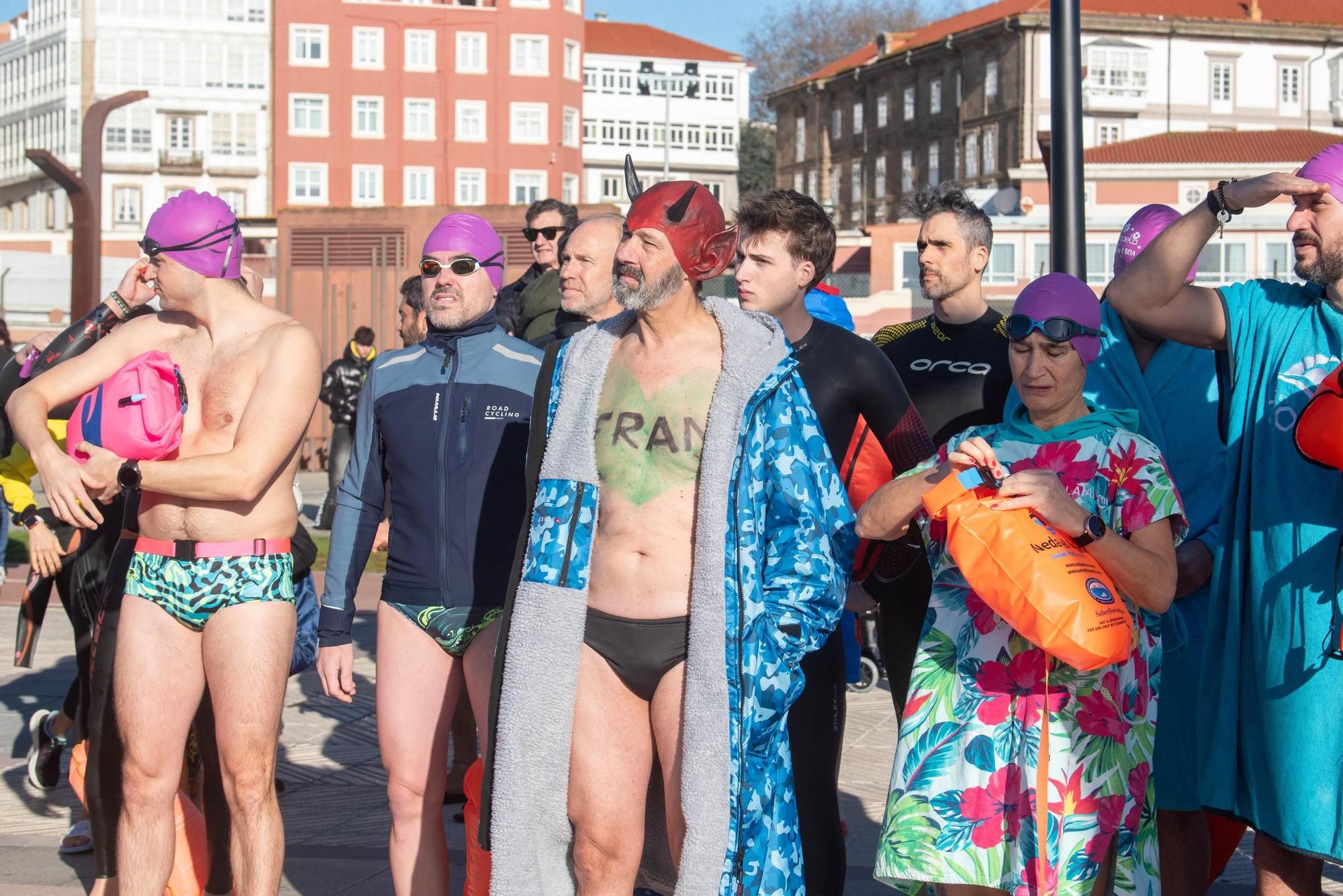 A Coruña desafía al frío y al mar para visibilizar la ELA