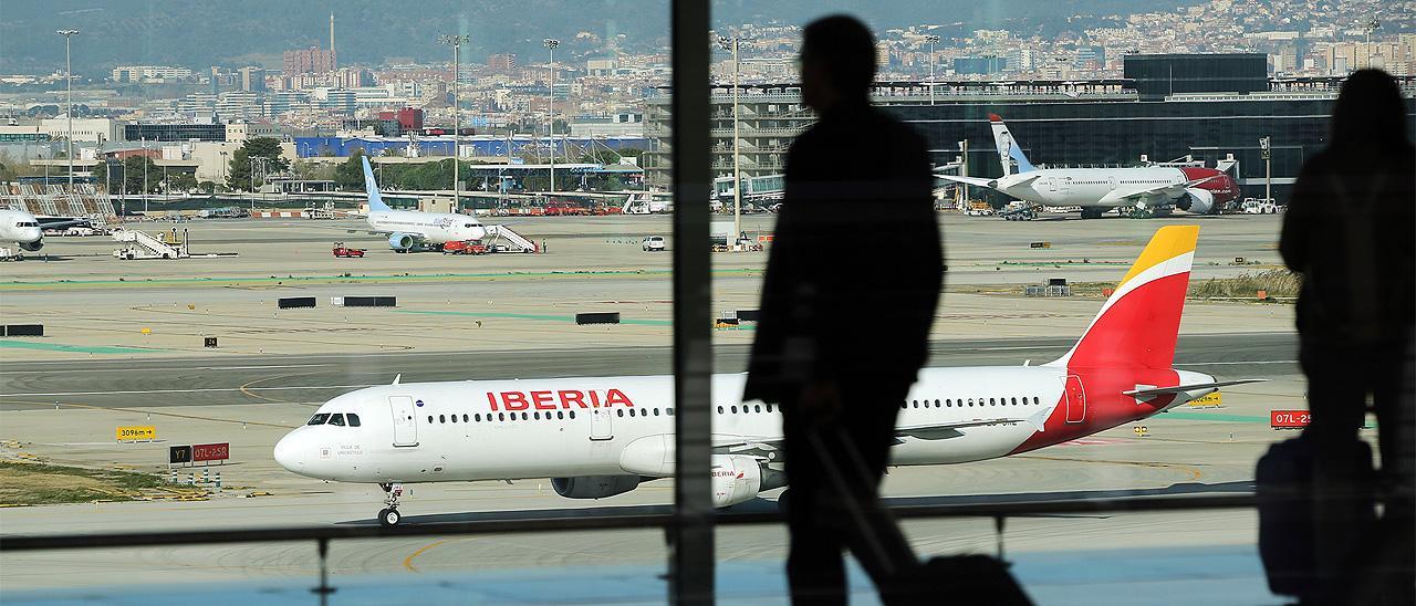 Un pasajero en el aeropuerto de El Prat, en Barcelona.