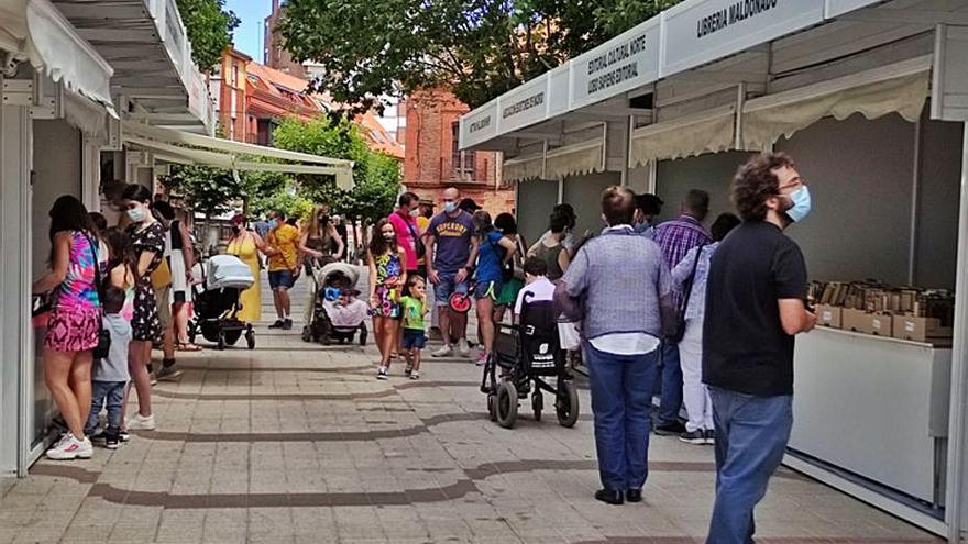 La Feria del Libro ya contó con numerosos visitantes por la mañana. | E. P.