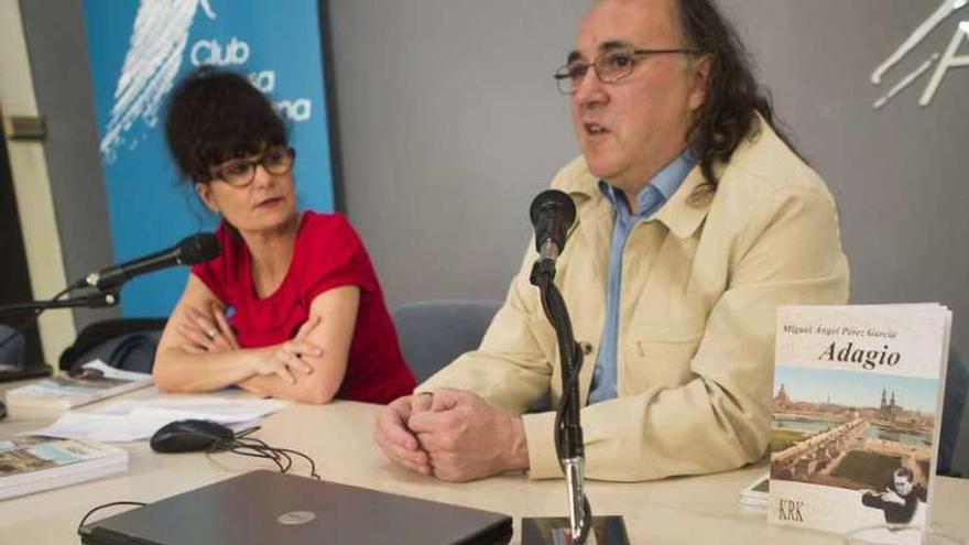 Julia Navas y Miguel Ángel Pérez, ayer, en la presentación.