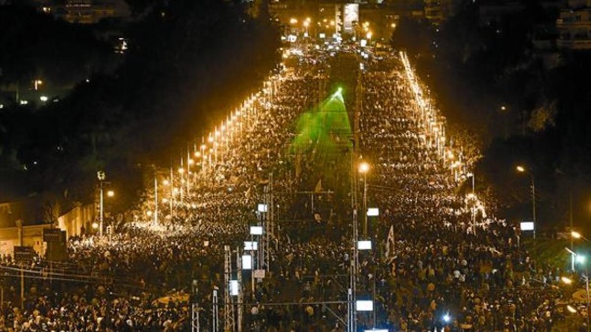 Una multitud se acerca al palacio presidencial tras superar el cordón.