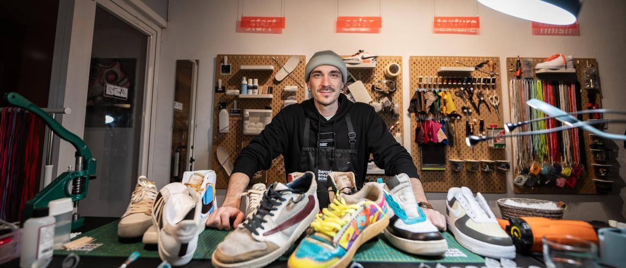 Salvatore Coppola, rodeado de zapatillas 'handmade', en el 'lab' de la nueva  Barcelona Sneakers Academy, en Gràcia.