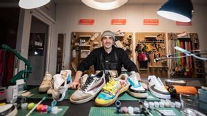 Salvatore Coppola, rodeado de zapatillas handmade, en el lab de la nueva  Barcelona Sneakers Academy, en Gràcia.