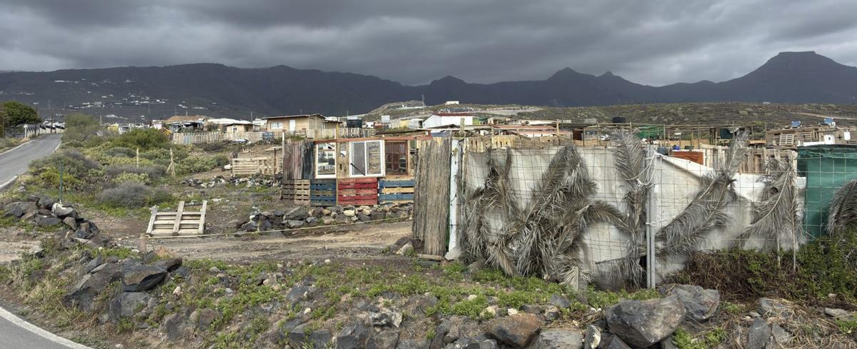 Infraviviendas en el mayor poblado ilegal del sur de Tenerife, situado en la Caleta de Adeje. | MARÍA PISACA
