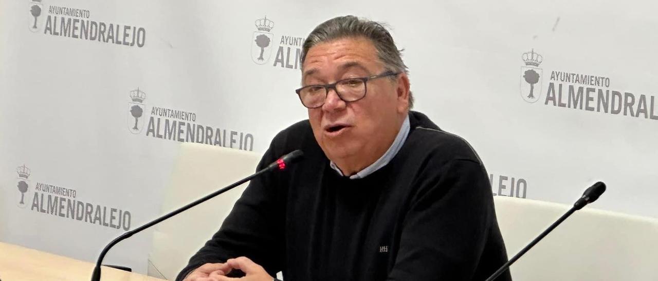 El alcalde José María Ramírez en sala de prensa.