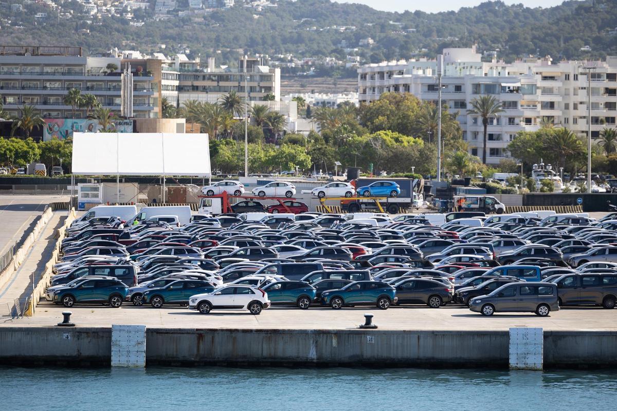 Coches de alquiler aparcados el pasado verano en el muelle comercial del puerto de Ibiza.