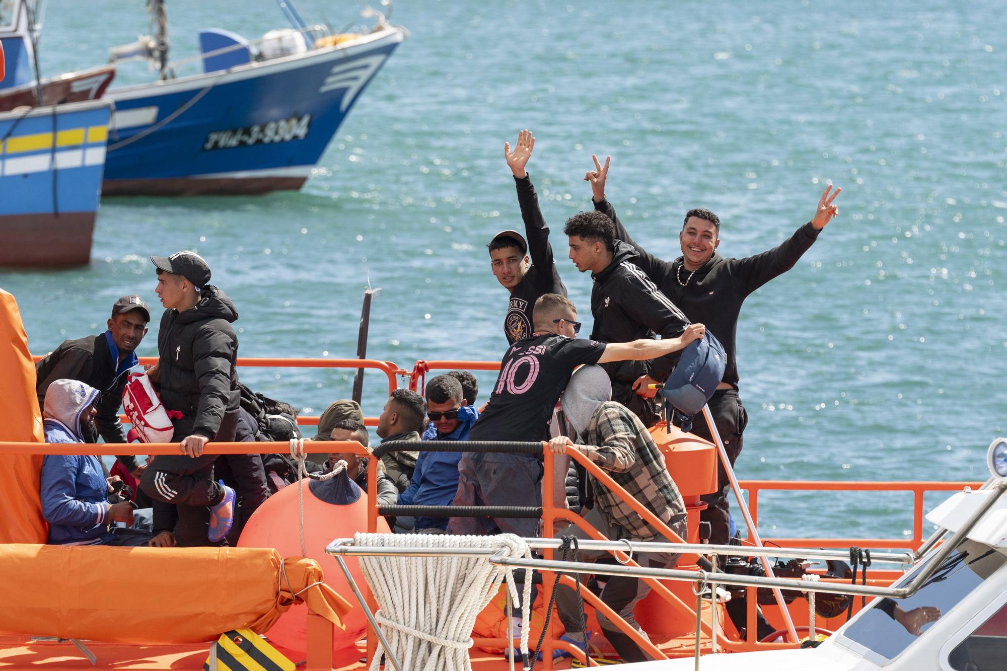 Migrantes desembarcados en Arrecife (Lanzarote) por Salvamento Marítimo el 9 de junio de 2024