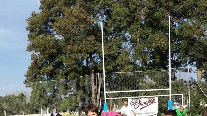 Jóvenes practicantes de rugby, en el campo de Navia.