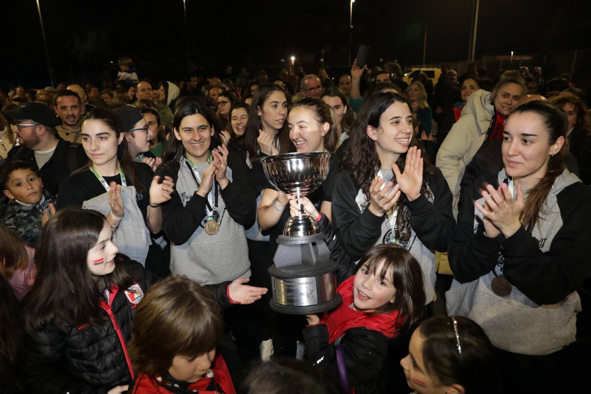 Así fue la llegada del Telecable Gijón tras ganar la Intercontinental de hockey sobre patines: "¡Enhorabuena campeonas del mundo!"