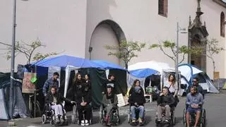 Los activistas acampados en Tenerife contra el turismo masivo abandonan la huelga de hambre tras 20 días: "El pueblo toma el relevo"