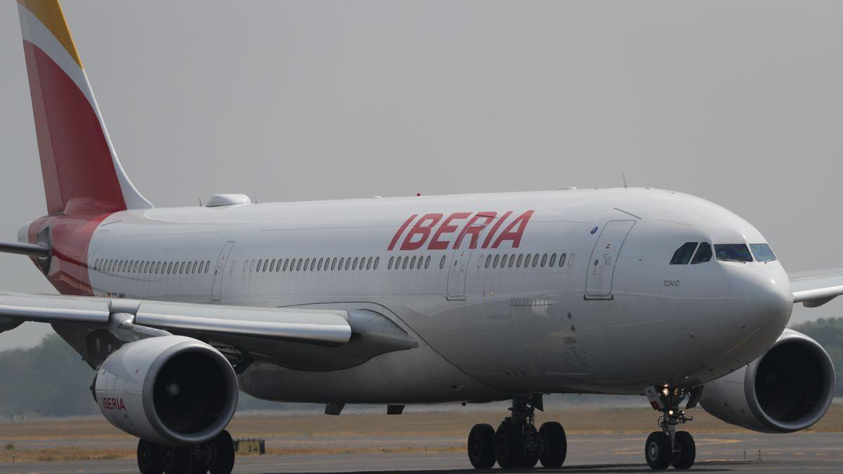 Un avión de Iberia en el aerp¡opuerto de Ibiza
