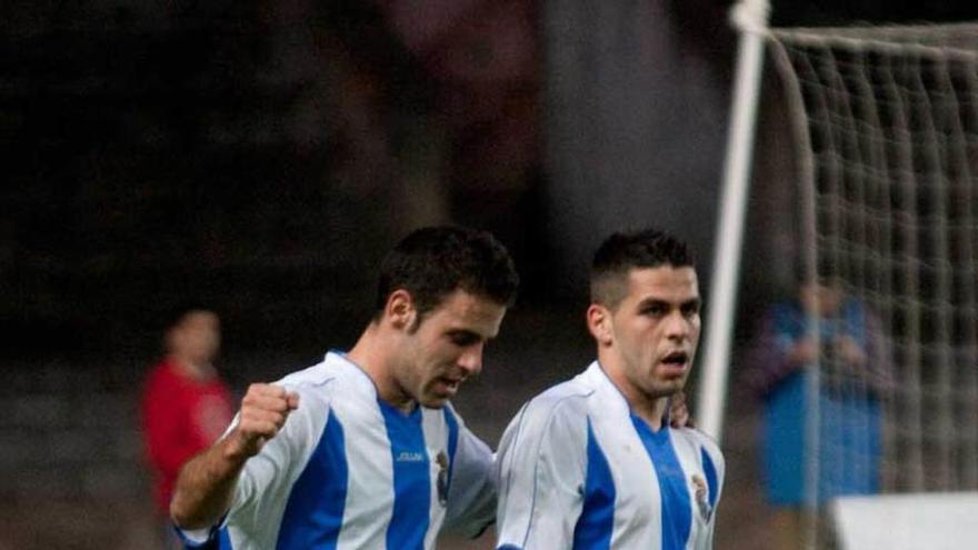 Abraham y Naya celebran un gol en su etapa con el Avilés.