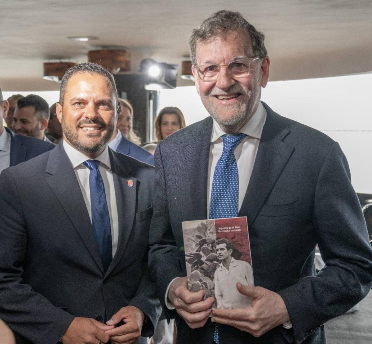 El alcalde de Arrecife, Yonathan de León, obsequia a Mariano Rajoy el libro 'Agustín de la Hoz, un volcán humano', por el centenario de este escritor de Arrecife  (1)