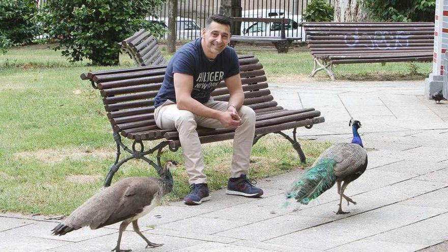 José Rojo, con dos de los pavos de la colonia de aves del Posío, que él mismo cuida dentro de la concesión de la cafetería. // Iñaki Osorio