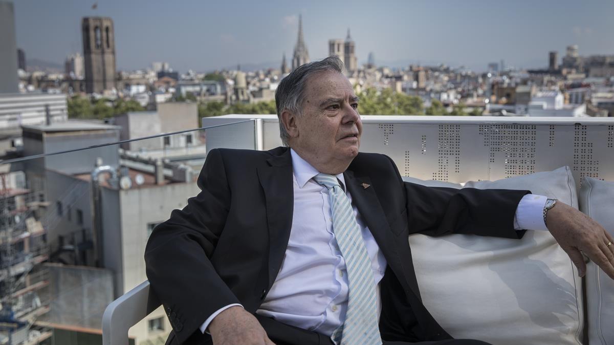 Josep Mestres Blanch, en la terraza de su hotel, en el Raval.
