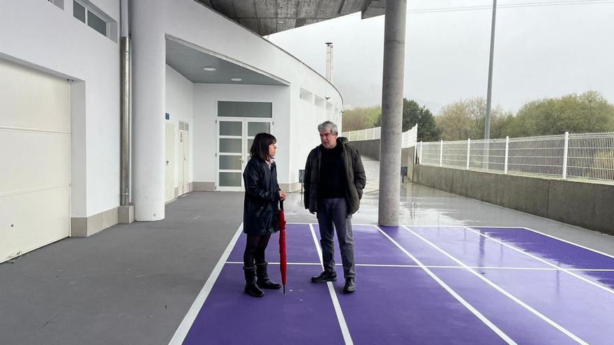 Iria Malvido, inspeccionando el final de las obras del Estadio Municipal. |   //